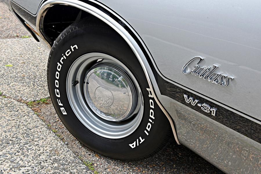 Колеса Oldsmobile Cutlass S W-31 Sport Coupe 1970 года  (фото 12 из 17)